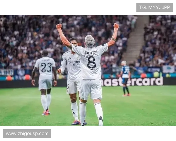 库尔图瓦达成皇马生涯300场里程碑 获赠纪念球衣庆祝这一历史时刻